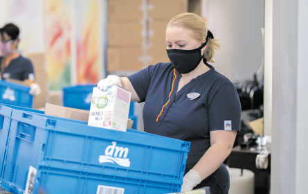 dm steht zu seinem Team