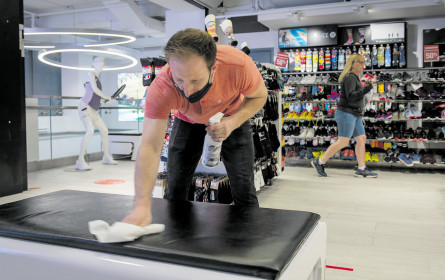 Geschäfte und Friseure öffnen, Umsatzschub erhofft