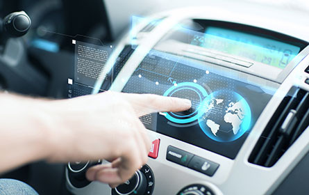 Jeder Zweite glaubt an vernetztes Fahren