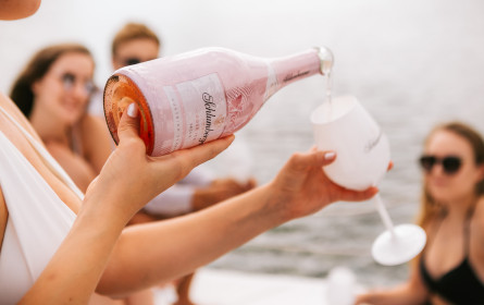 Sommerlicher Sektgenuss auf Eis