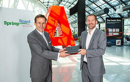 A1 unterstützt Verein Springboard mit 30 Laptops