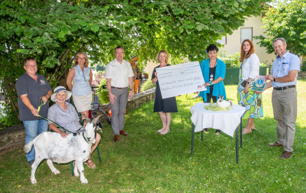 dm ermöglicht Tiertherapie-Tage im Pflegeheim