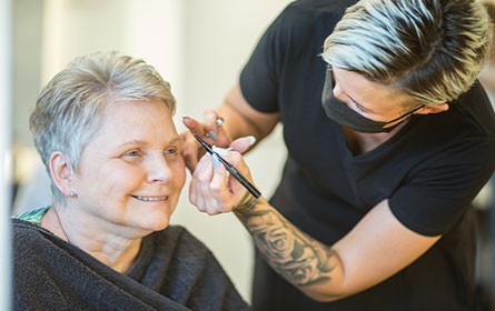 dm schenkt Menschen mit Behinderung eine Wohlfühlbehandlung