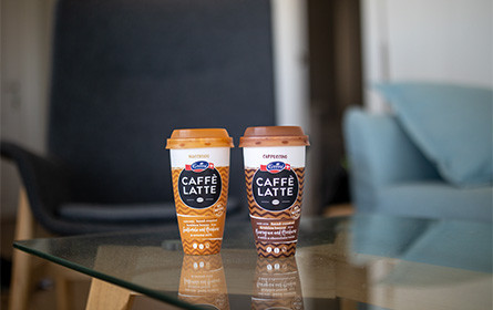 Emmi präsentiert Becher für Eiskaffee aus chemisch recyceltem Polypropylen