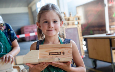 Kinder haben Spaß im Spar-Sommercamp