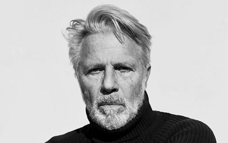 Adi Hirschal singt und erzählt aus seinem Leben