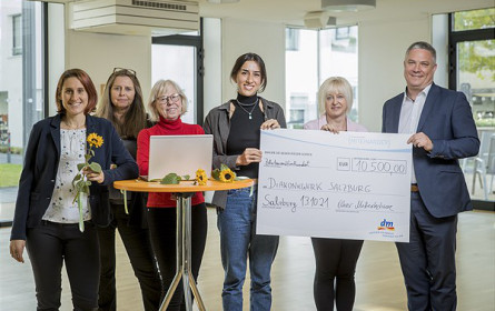 dm unterstützt IT-Schulungen für ältere Menschen