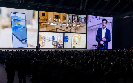 Kesch und Grayling stellen das Huawei nova 9 internationalen Gästen vor