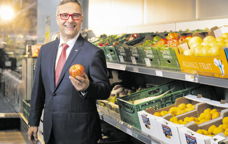 Christof Kastner treibt dem Apfel den Wurm aus