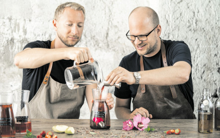 Zwei Väter hinter dem Kochtopf