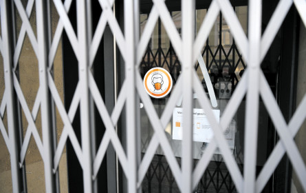 Vorhang zu und alle Fragen offen