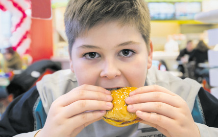 Junge Frauen achten auf gesundes Essen