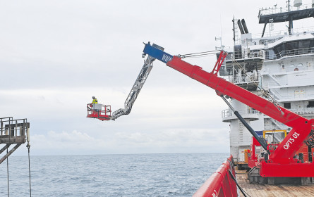 Übers Wasser gehoben