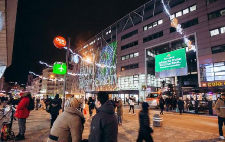 Doppelter Blickfang leuchtet in Wiens Mitte