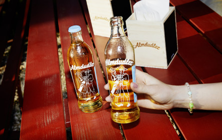 Almdudler Zuckerfrei gibt es in der Mehrweg-Formflasche