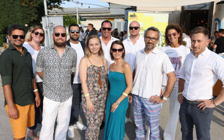 Digitalwirtschaft feiert bei Sommer, Sonne, Sonnenschein