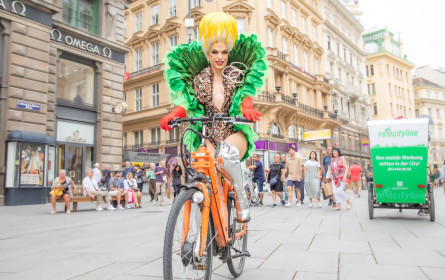 Kampagne: Tamara Mascara am Lieferfahrrad für World Central Kitchen