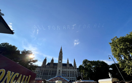Servus Wien – Roncalli erobert den Himmel über der Stadt mit Skytextern