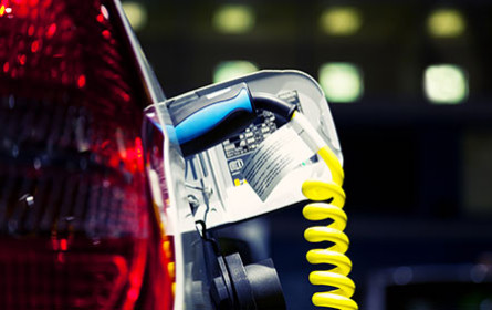 Beladen von Dienst-E-Autos wird steuerfrei