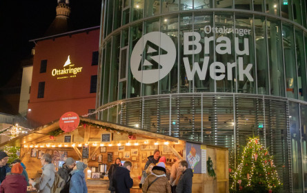 Erster Weihnachtsmarkt mit frischgezapftem Fassbier eröffnet
