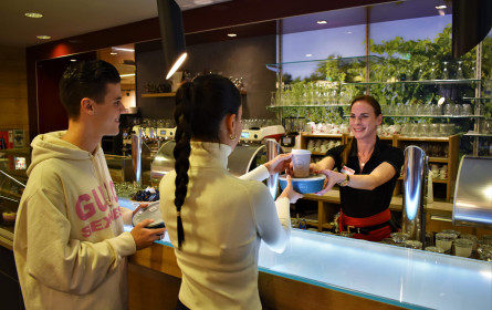 XXXLutz-Gruppe startet Mehrwegsystem in Kooperation mit reCup