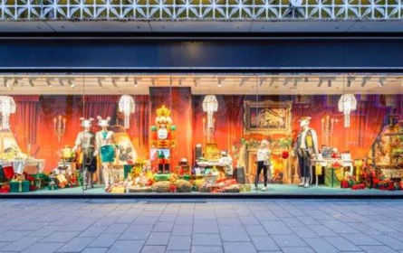 Division4 inszeniert das weihnachtliche Gerngross Schaufenster