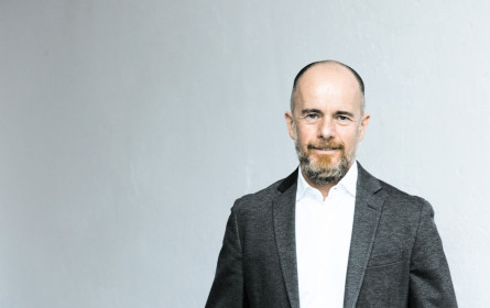 Joachim Feher stößt beim Mediaserver Reform an