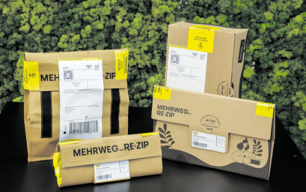 Grüne Post-Verpackung für den Paketversand