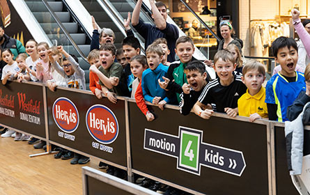 Schulsport wird digital: Hervis und motion4kids bewegen Österreichs Zukunft