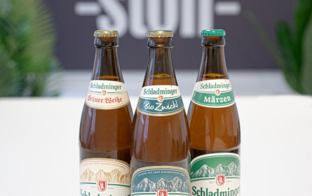 Schladminger Bier stoßt mit -stoff- an