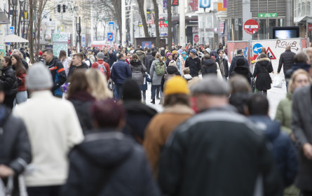 Konsumklima auf niedrigem Niveau stabil - Sinkende Sparquote der Bevölkerung gibt Anlass zur Sorge