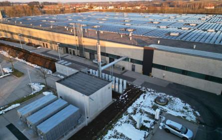 Hofer nimmt Biomasse-Heizanlage am Standort Sattledt in Betrieb