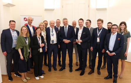 Bundeskanzler Nehammer und 500 Händler beim Handelsempfang des Handelsverbandes