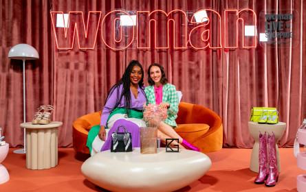 Woman mit neuem Online-Shopping-Kanal