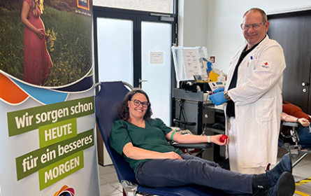 74 Hofer Mitarbeiterinnen und Mitarbeiter werden mit Blutspende zu Lebensrettern