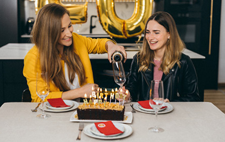 Penny hebt das Glas auf 20 Jahre