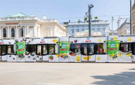 Nöm mix mit neuem Becherdesign, neuer Verpackung und gebrandeter Straßenbahn