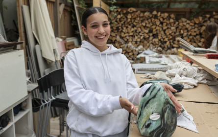 dm Lehrlinge meißeln Kunstwerke aus Stein