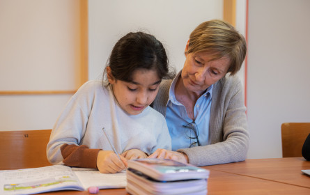 Hofer unterstützt Caritas Lerncafés mit einer Spende von rund 90.000 Euro