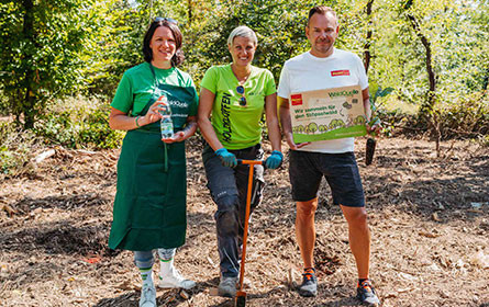 Penny und Waldquelle haben die ersten 200 Bäume des Stöpselwald-Projekts gepflanzt