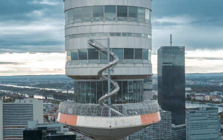 Adrenalinkick pur auf Europas höchster Rutsche – „Donauturm-Rutsche“