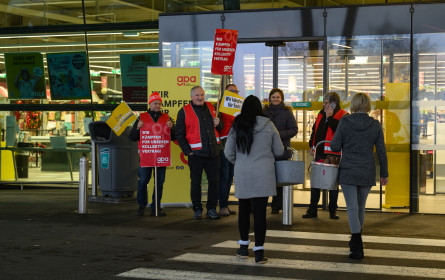 Letzte Einkaufswoche vor Weihnachten startet mit Protesten
