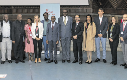 Rot-weiß-rot zeigt auf