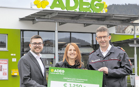 Adeg hilft der Feuerwehr