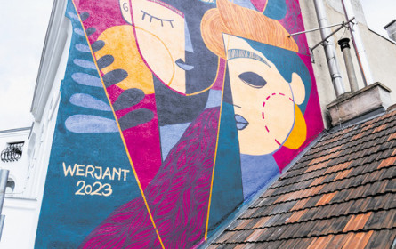 Feuermauer als Leinwand