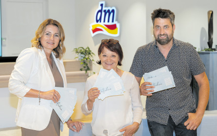 dm schaut auf Mitarbeiter