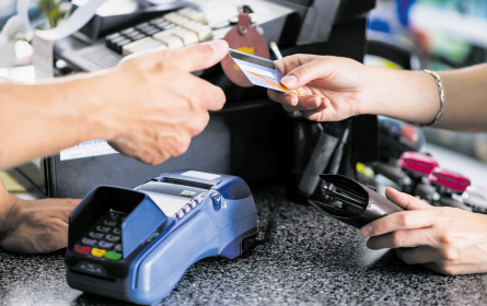 Zahlen mit Blech, Papier, Plastik oder Elektronen