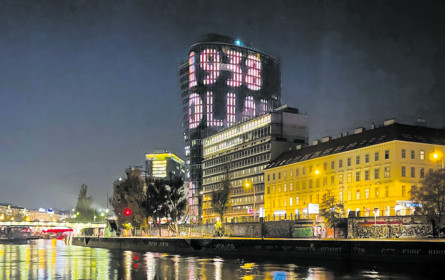 Uniqa-Namensturm leuchtet