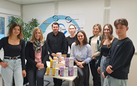 dm spendet Damenhygieneartikel an Schulen