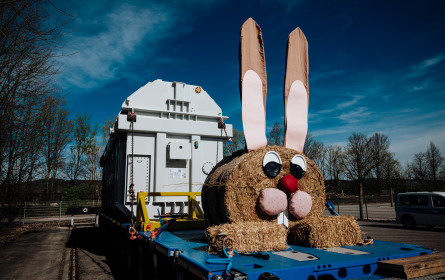 Osterhase bringt 260-Tonnen-Ei